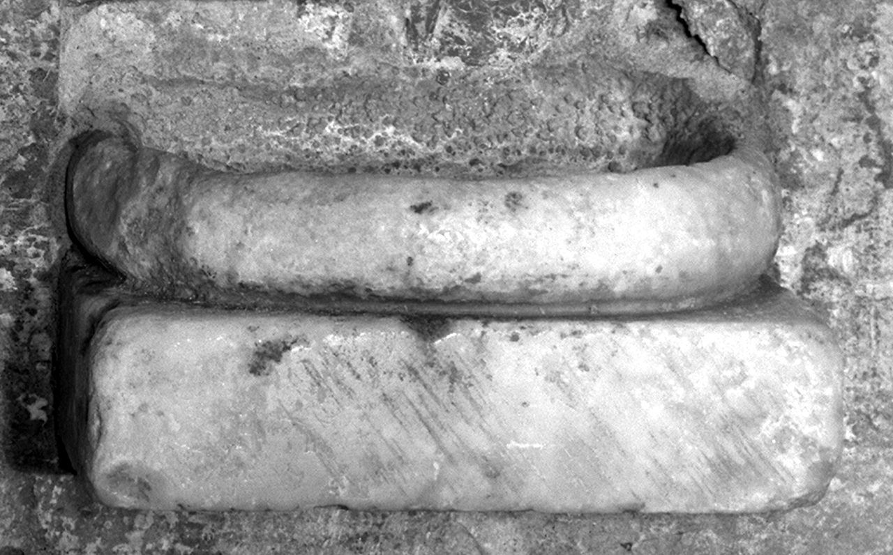 acquasantiera da parete - bottega lombarda (secc. XII/ XIII)