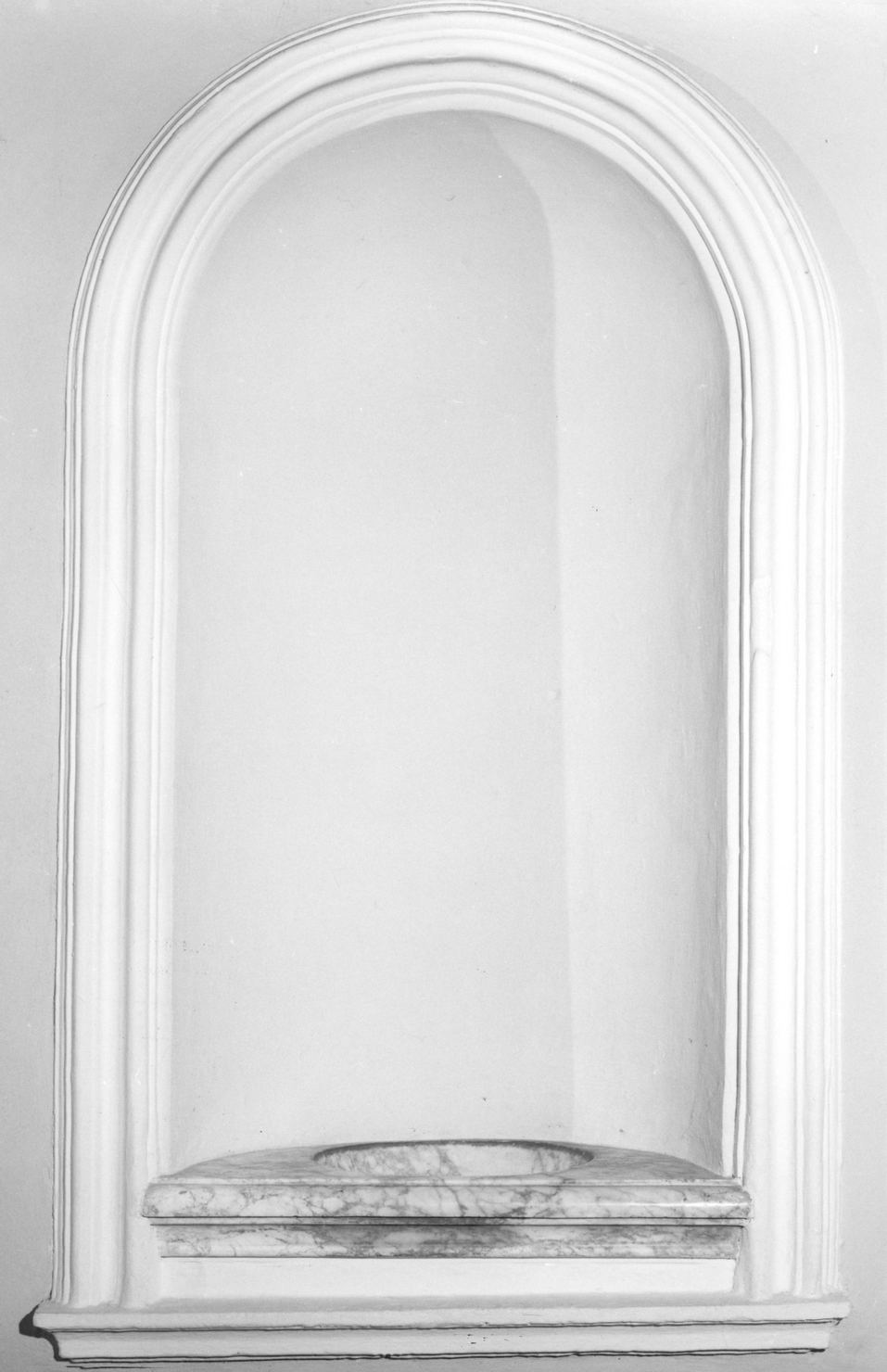 acquasantiera da parete, serie - bottega toscana (terzo quarto sec. XVII)