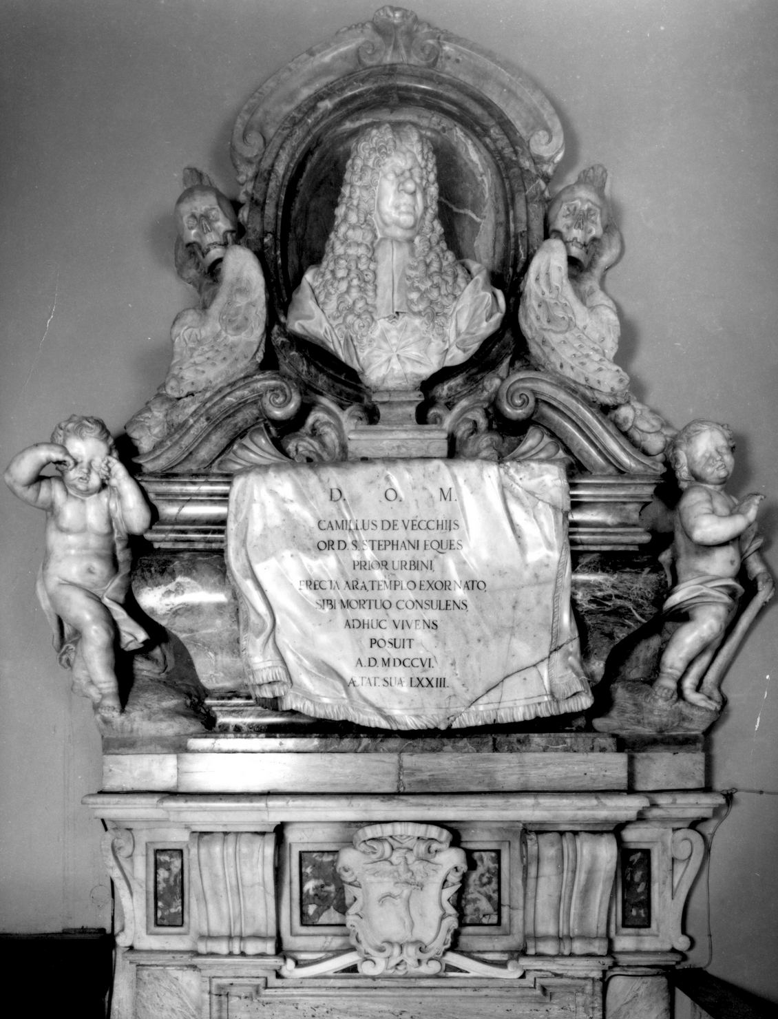 busto ritratto di Camillo de' Vecchi/ stemma gentilizio della famiglia de' Vecchi (monumento funebre, elemento d'insieme) di Mazzuoli Bartolomeo (sec. XVIII)