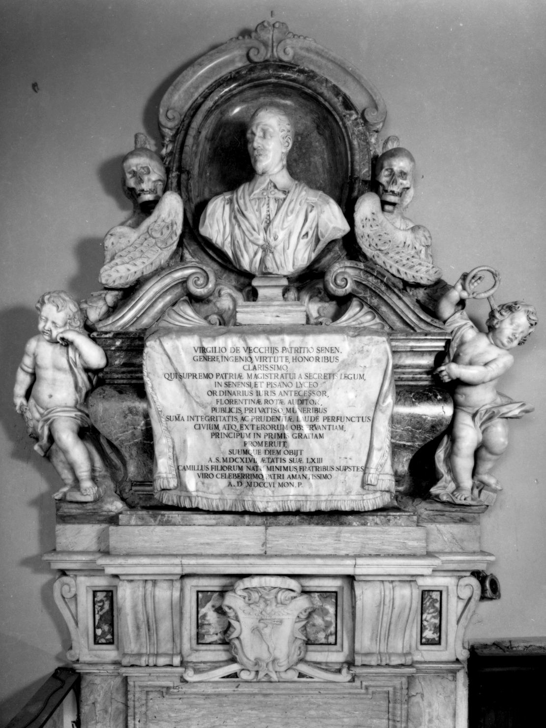 busto ritratto di Virgilio de' Vecchi/ stemma gentilizio della famiglia de' Vecchi (monumento funebre, elemento d'insieme) di Mazzuoli Bartolomeo (sec. XVIII)