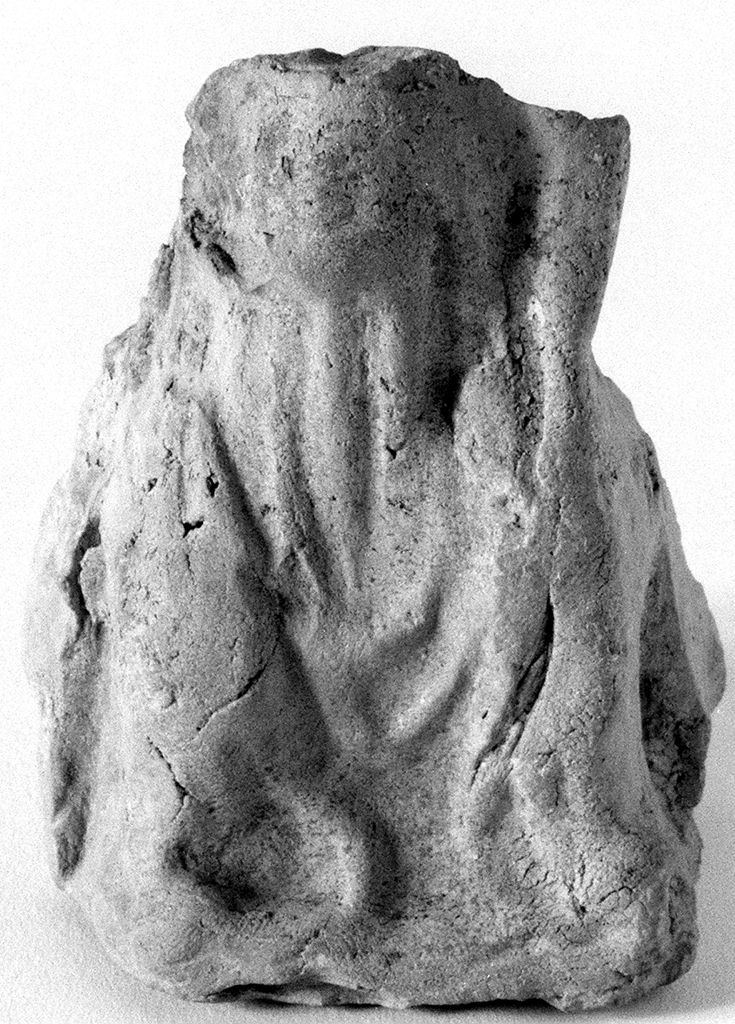 figura femminile seduta (statuetta, frammento) - manifattura senese (prima metà sec. XVI)