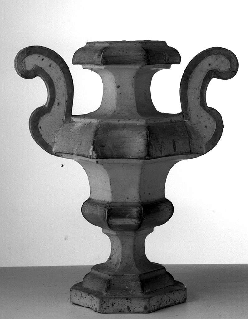 vaso d'altare con composizione floreale, serie - bottega toscana (ultimo quarto sec. XVIII)