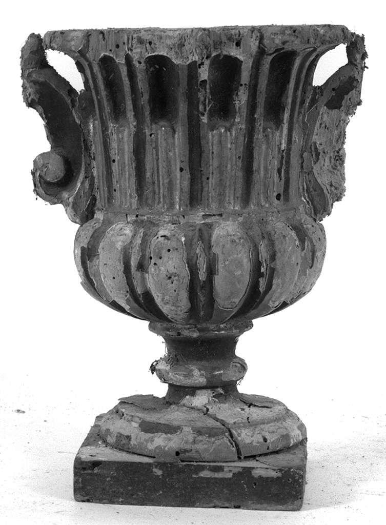 vaso d'altare con composizione floreale, serie - bottega toscana (secc. XVIII/ XIX)