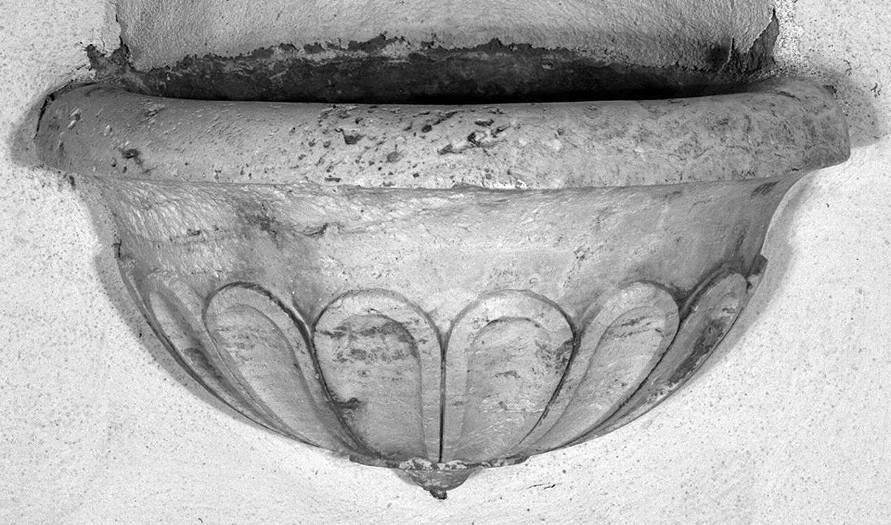motivi decorativi (acquasantiera da parete) - bottega toscana (secc. XVII/ XVIII)