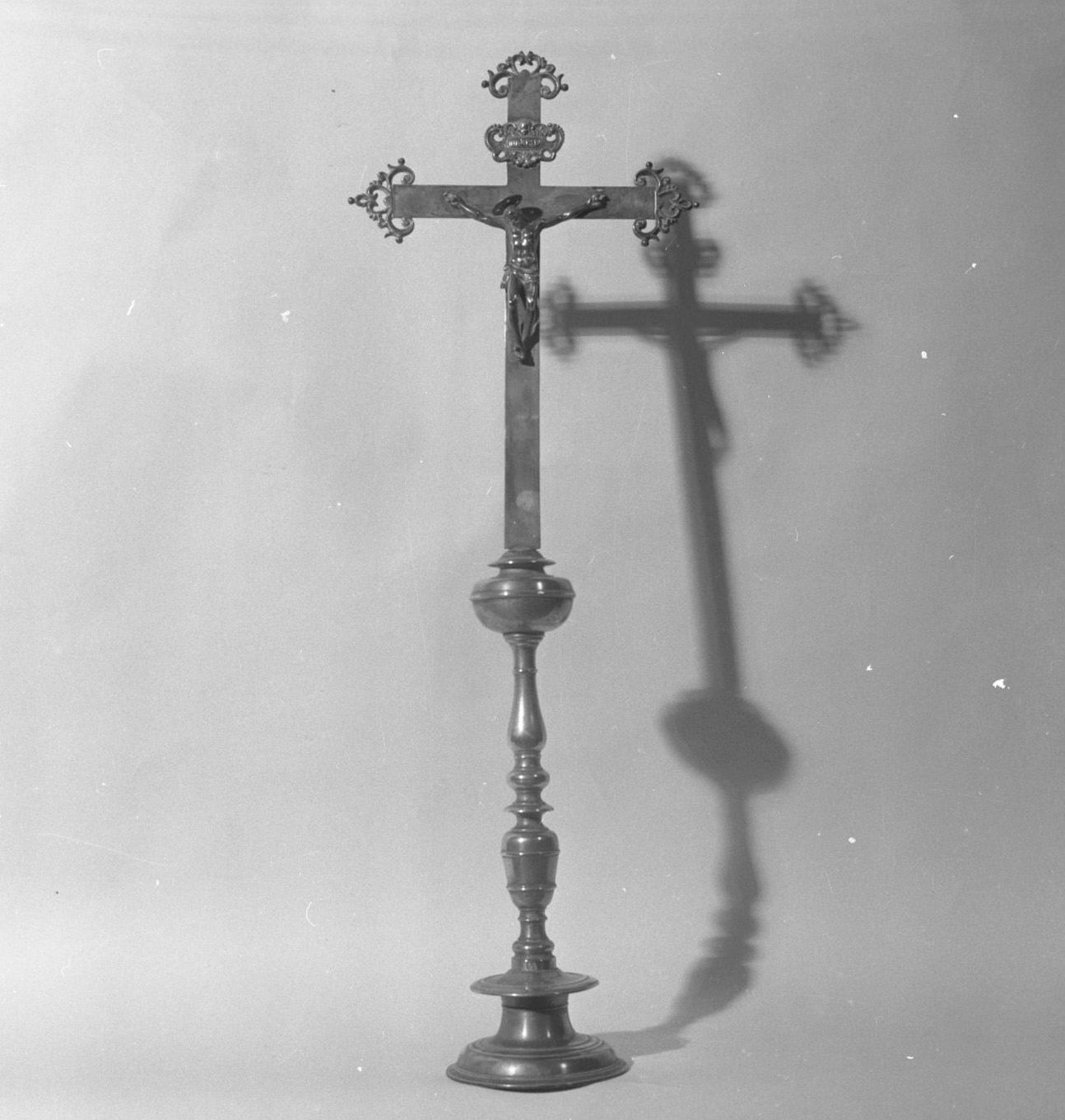 Cristo crocifisso (croce d'altare) - bottega toscana (sec. XVI)