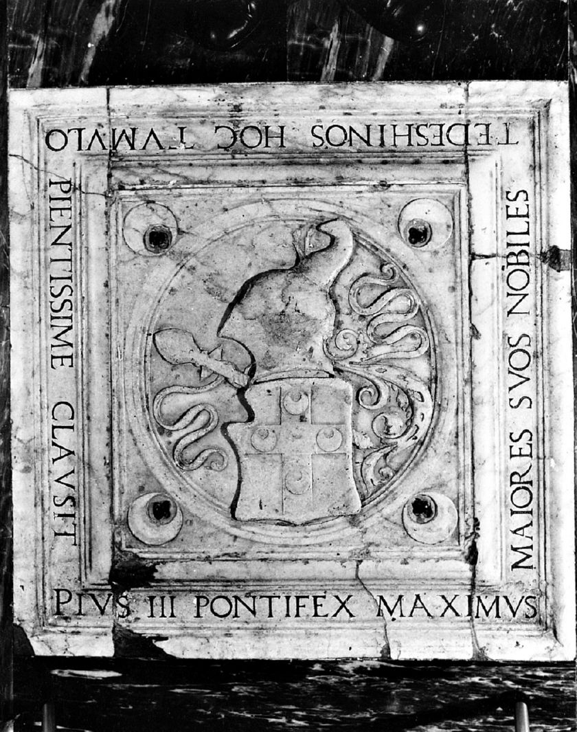 stemma papale di Pio III Tedeschini-Piccolomini (lapide tombale) - ambito senese (inizio sec. XVI)