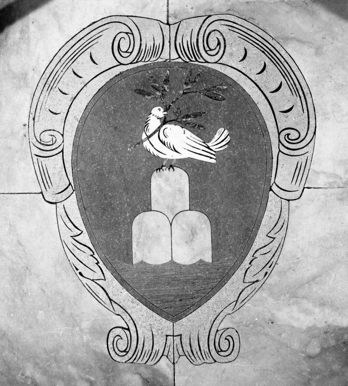 stemma gentilizio (decorazione a intarsio, elemento d'insieme) - bottega toscana (prima metà sec. XX)