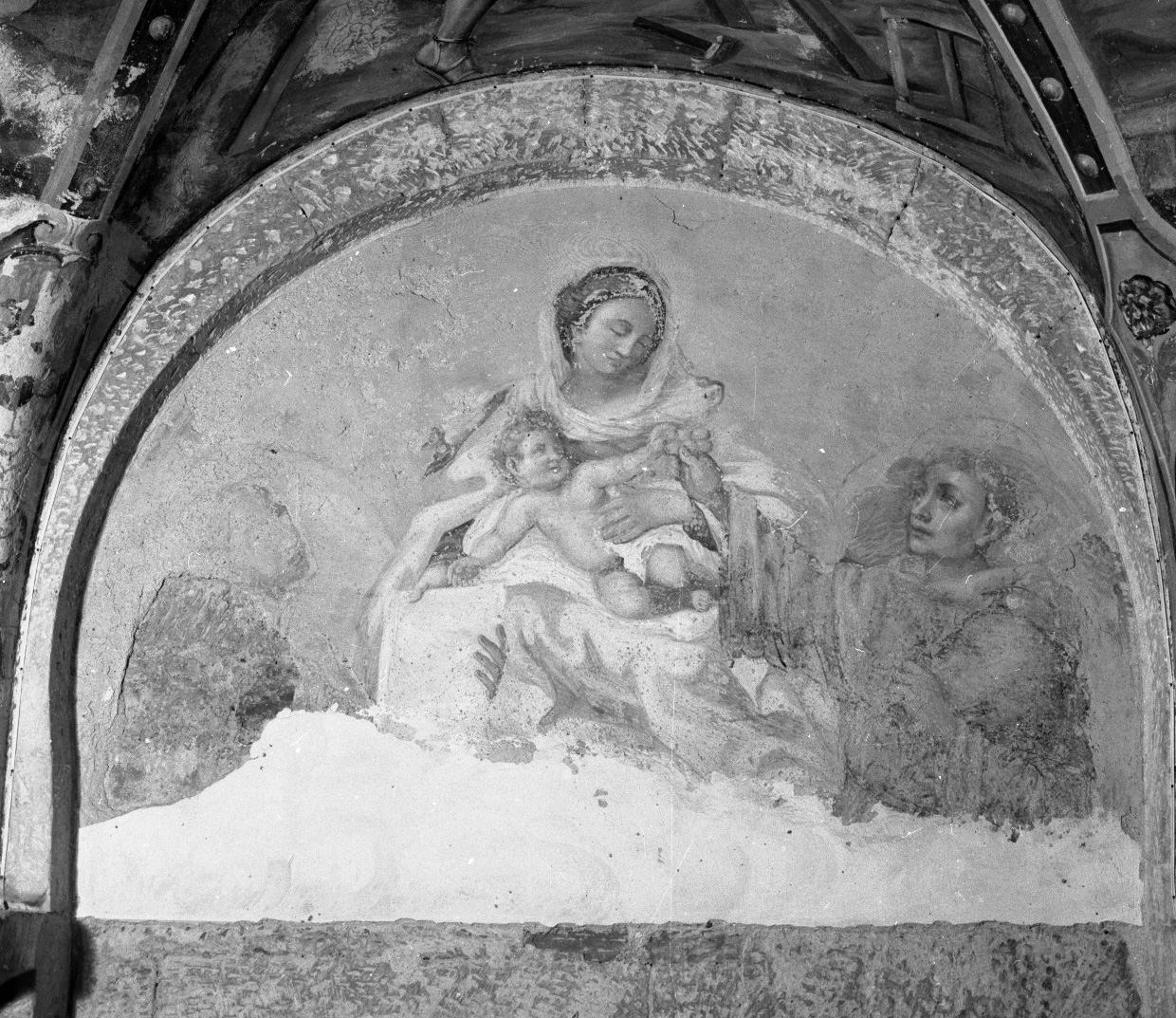 Madonna con Bambino tra San Nicola da Tolentino e San Gaetano (dipinto, elemento d'insieme) di Rustici Francesco detto Rustichino (attribuito) (primo quarto sec. XVII)