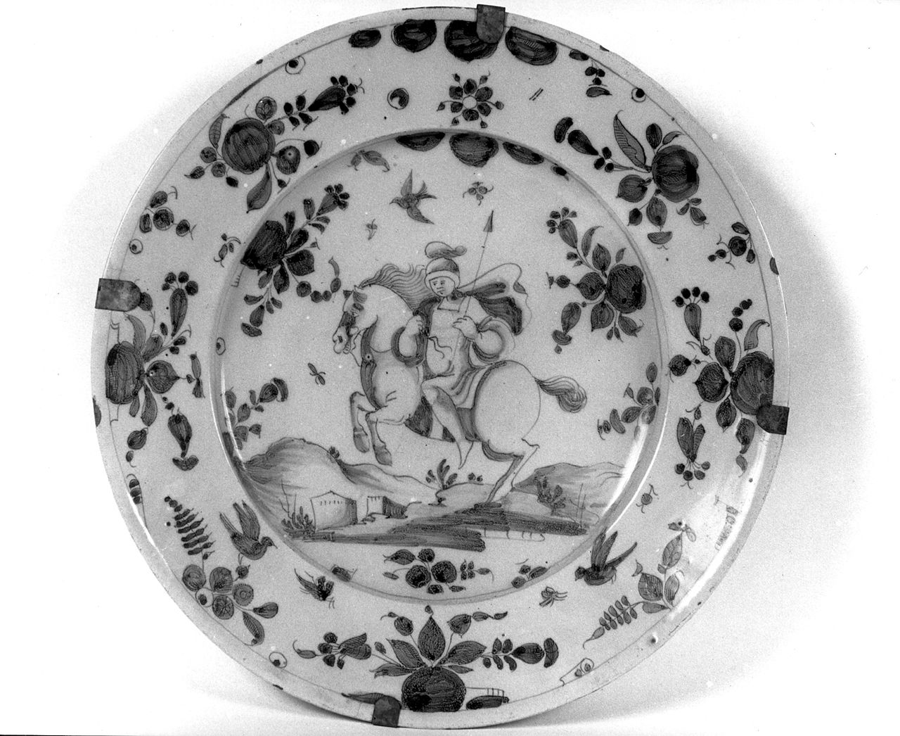 cavaliere a cavallo, motivi decorativi vegetali e floreali con uccelli (piatto da parata) - manifattura ligure (secc. XVII/ XVIII)