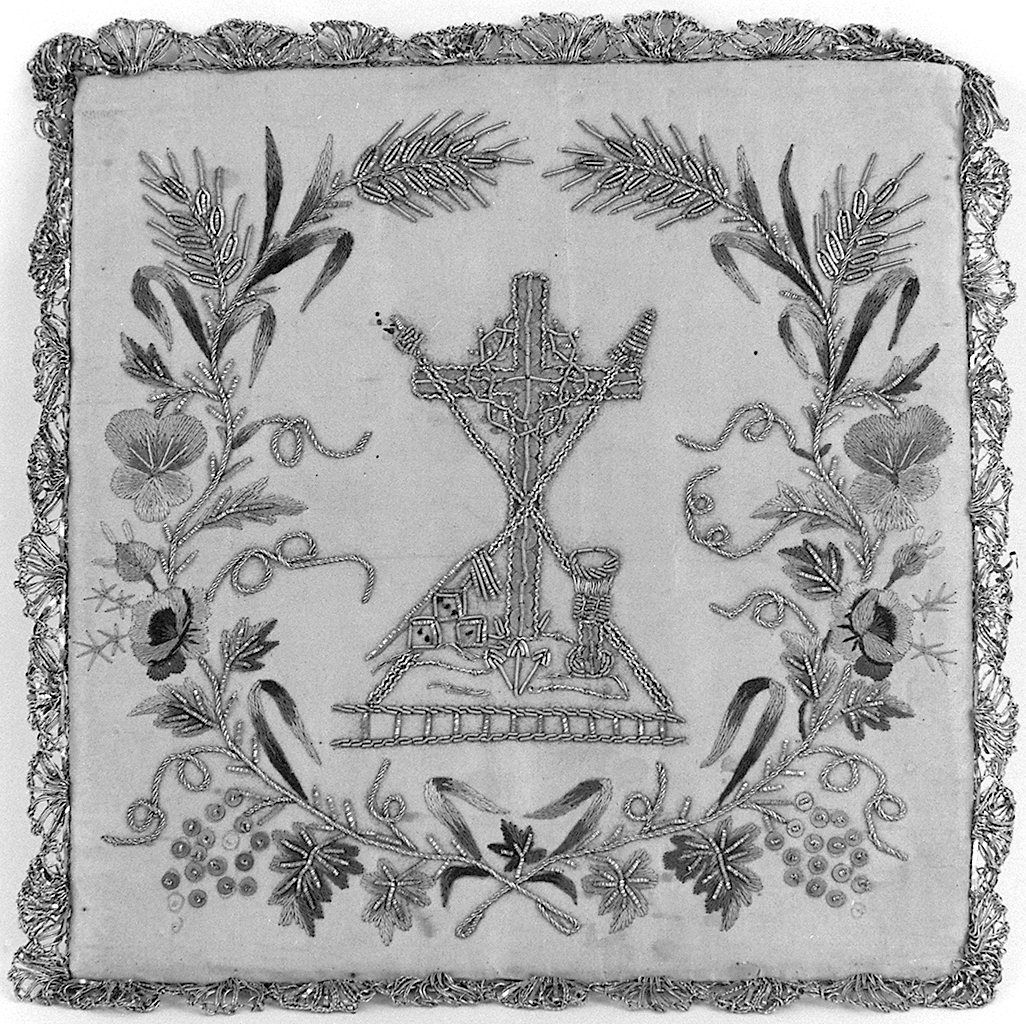 croce con simboli della Passione (palla di calice) - manifattura senese (seconda metà sec. XIX)