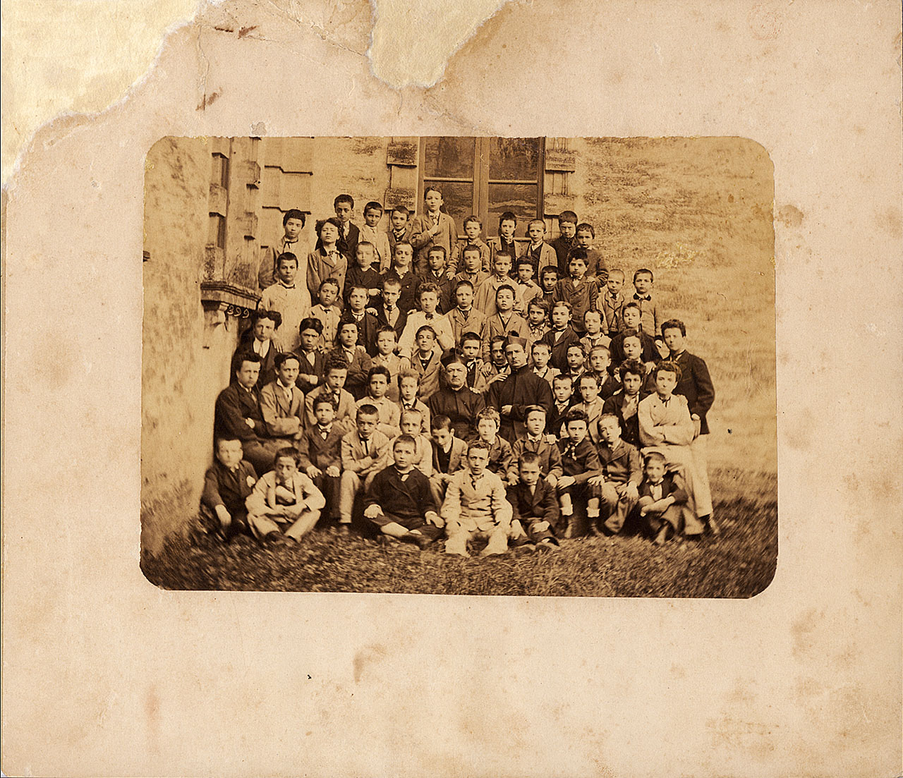 Fotografia di gruppo - studenti - ragazzi - bambini - insegnanti (positivo) di Anonimo (attr) (XIX)