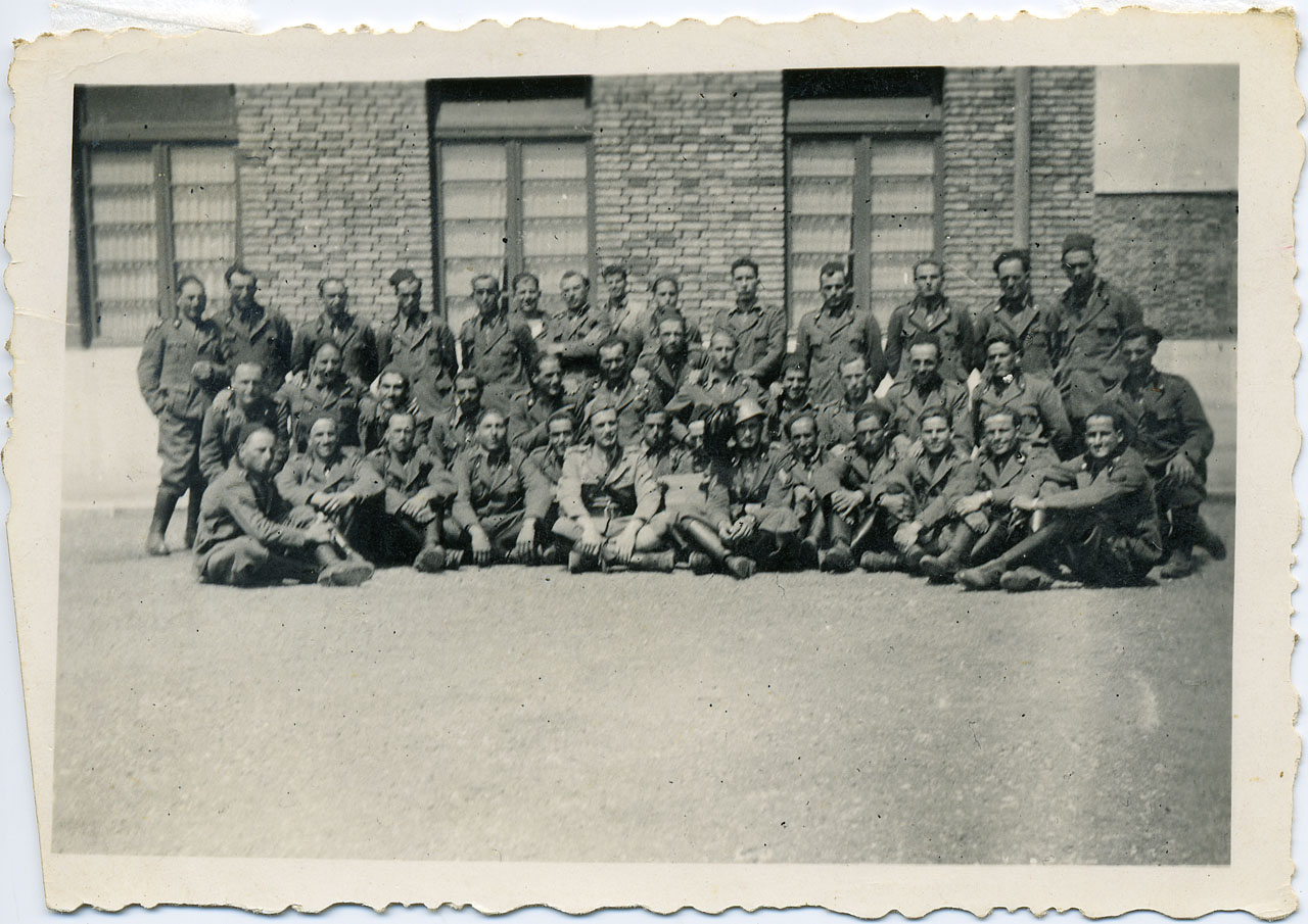 Fotografia di gruppo - Gruppo di militari in posa (positivo) di Anonimo (attr) (XX)