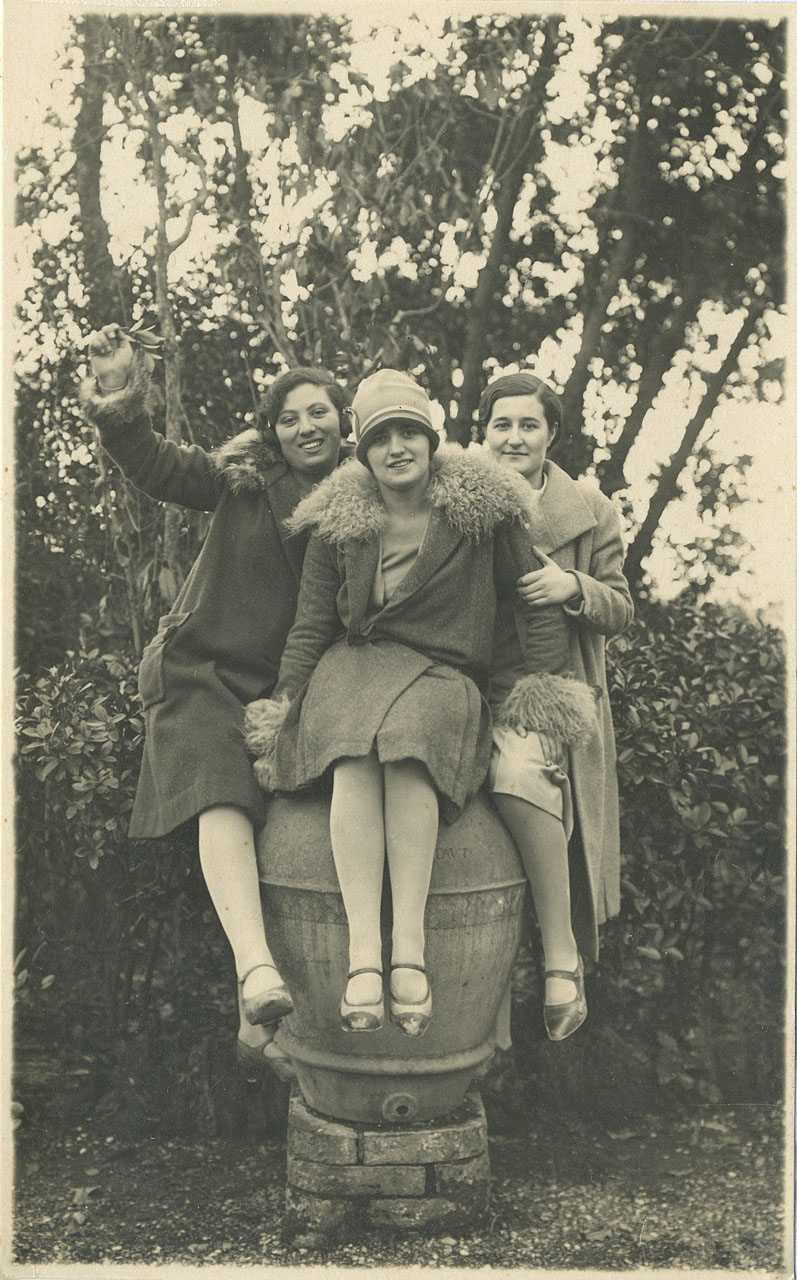 Tre giovani donne - ziro in terracotta - (positivo) di Anonimo (attr) (XX)