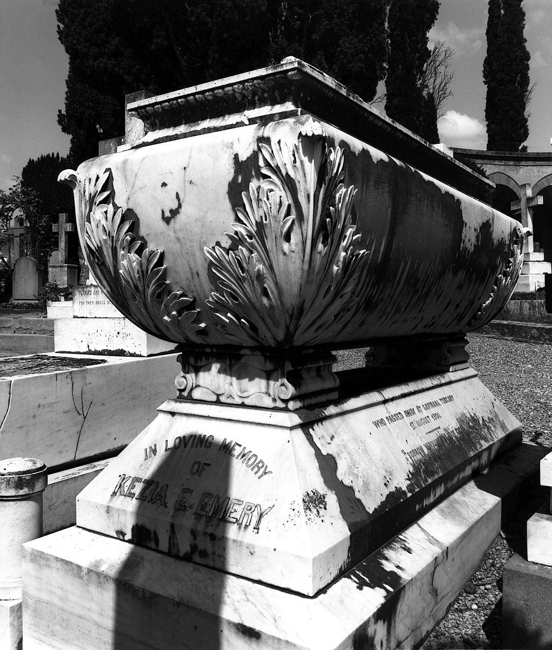monumento funebre - a sarcofago di Betti Pietro (sec. XX)