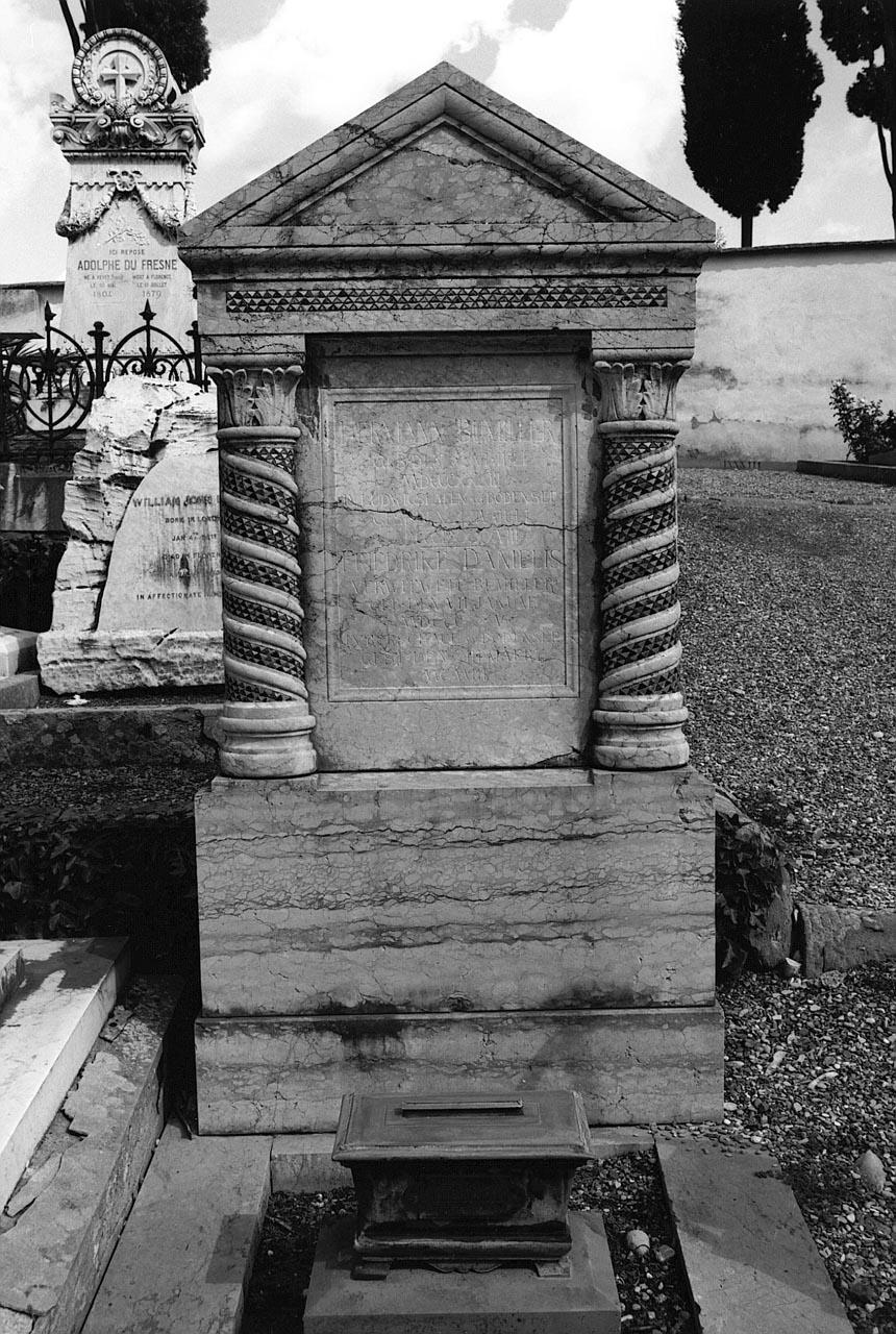 monumento funebre - a edicola di Von Hildebrand Adolf (fine/inizio secc. XIX/ XX)