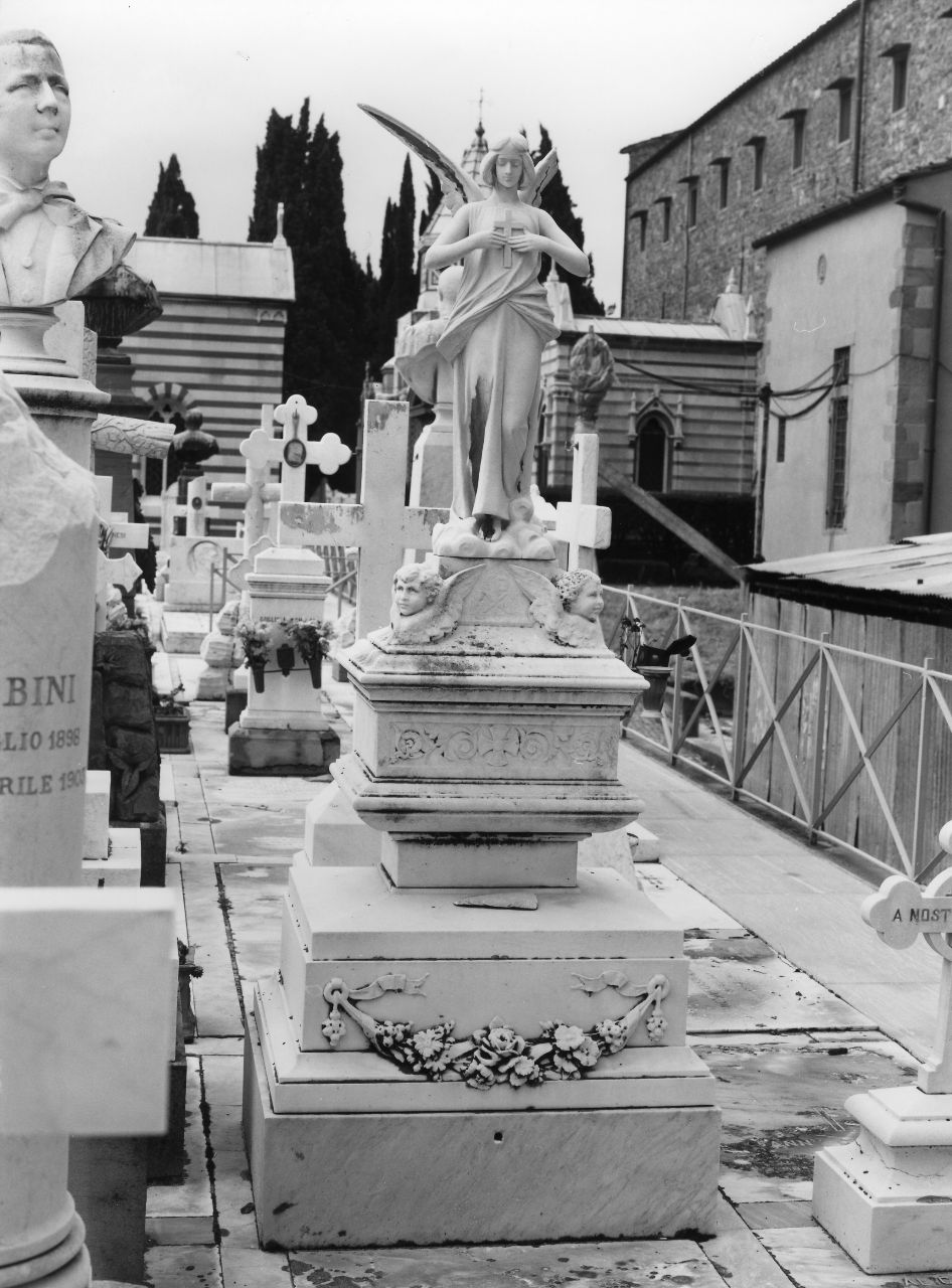 angelo con croce (monumento funebre) di Raspanti - ambito toscano (sec. XX)