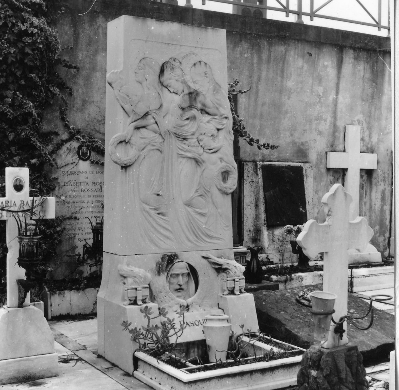 corteo funebre e volto di Cristo (monumento funebre) di Pasquinelli Giulio Cesare (sec. XX)