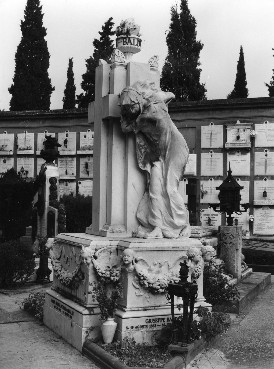 figura femminile che abbraccia cippo funerario (monumento funebre) - ambito toscano (sec. XX)