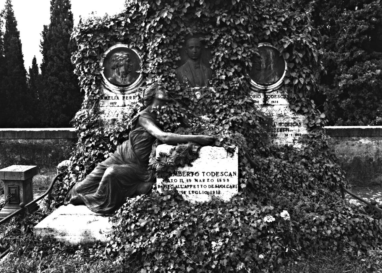 monumento funebre di Rosignoli Vincenzo (sec. XX)