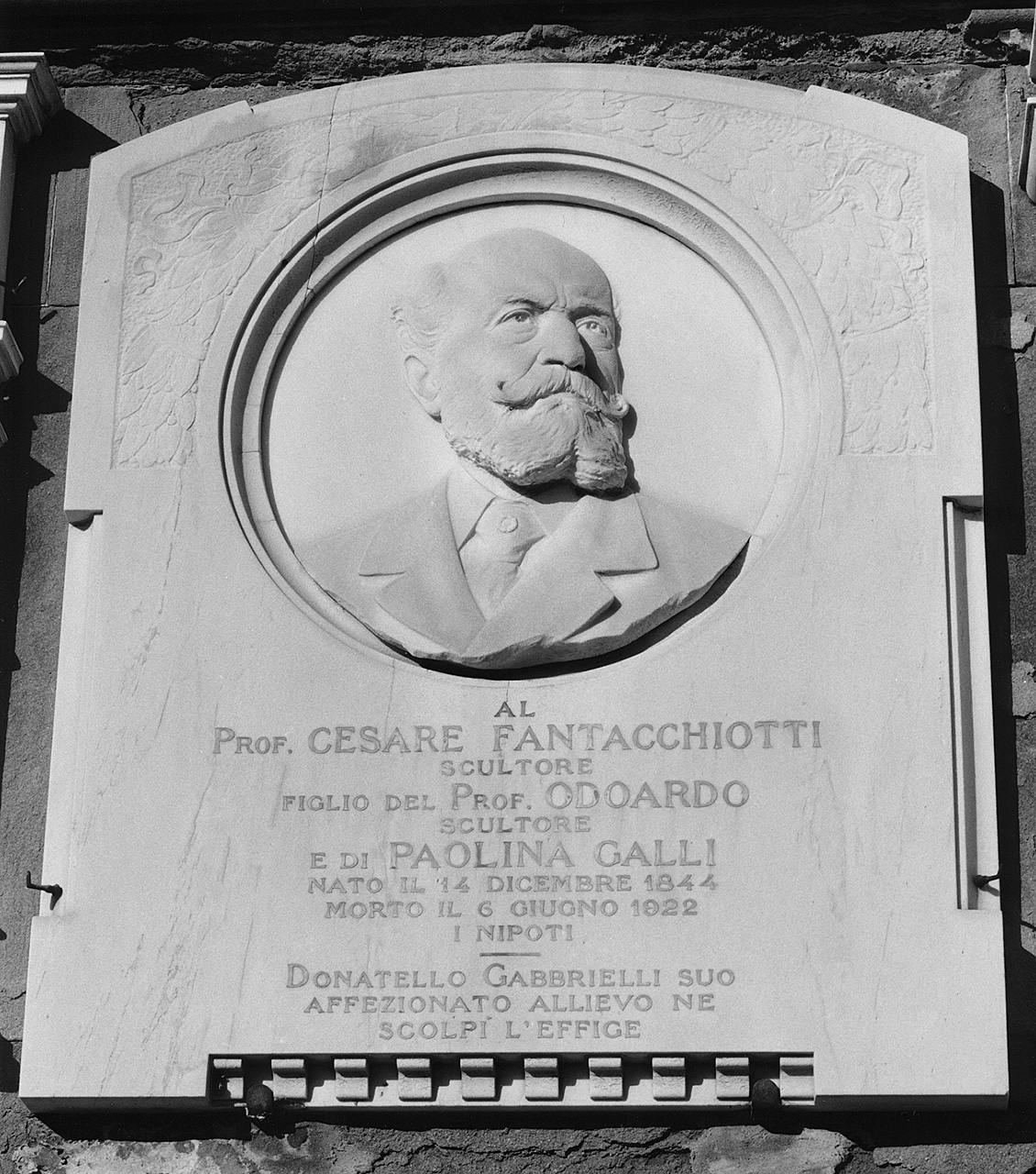ritratto d'uomo (rilievo) di Gabbrielli Donatello (sec. XX)