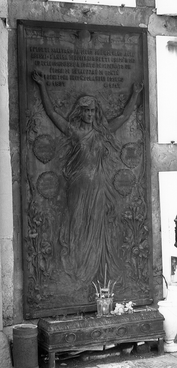 figura femminile (lapide tombale) - produzione toscana (sec. XX)