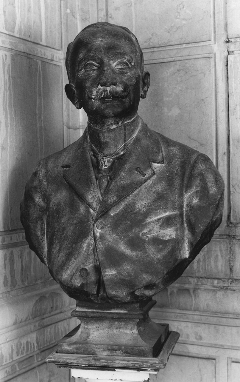 ritratto d'uomo (busto) di Bortone Antonio (sec. XX)