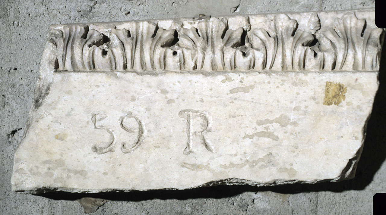 decorazione plastica, frammento di Arnolfo di Cambio (bottega) (secc. XIII/ XIV)