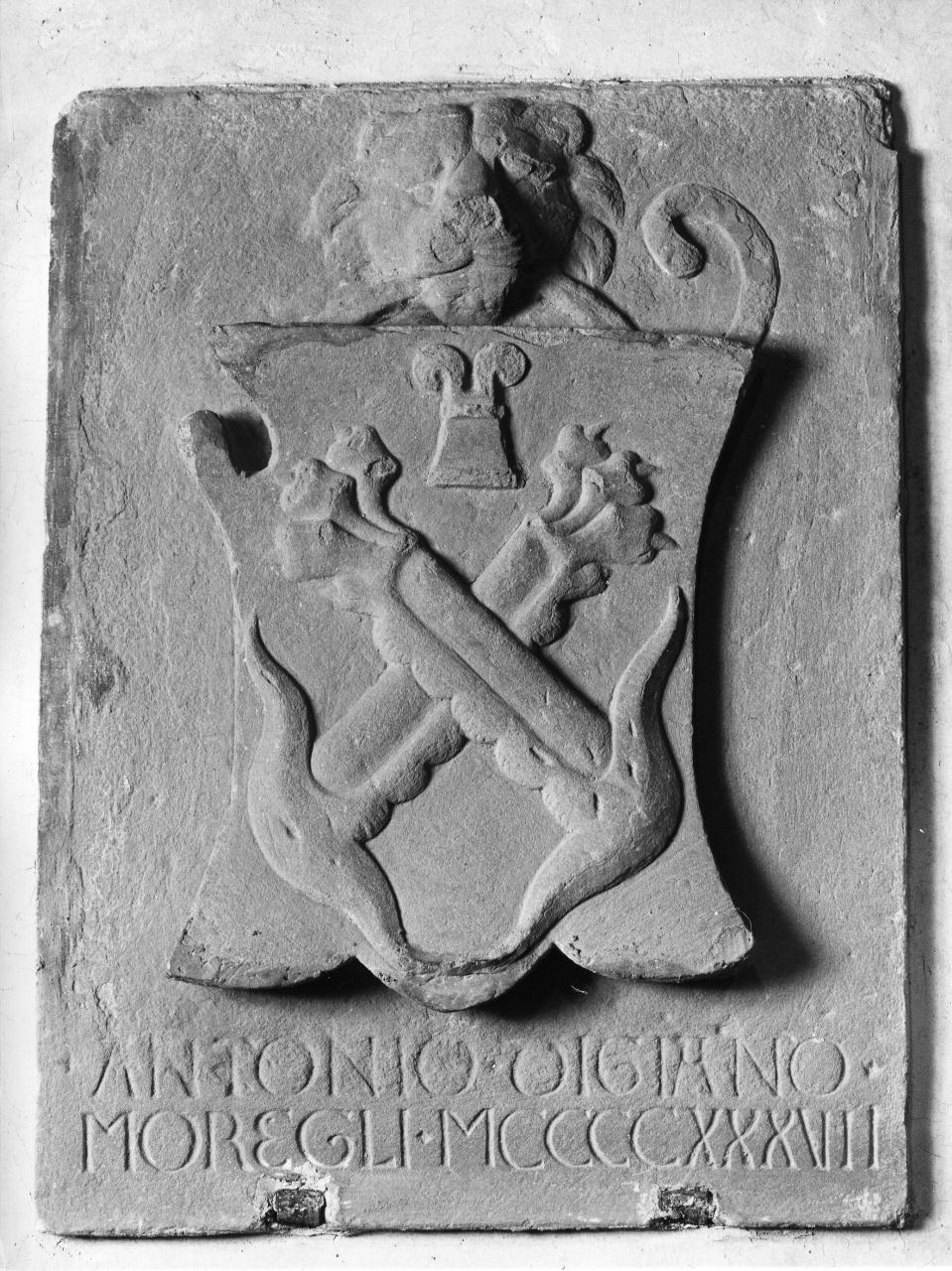 stemma gentilizio del podestà Antonio Moregli, stemma gentilizio (rilievo) - manifattura toscana (sec. XV)