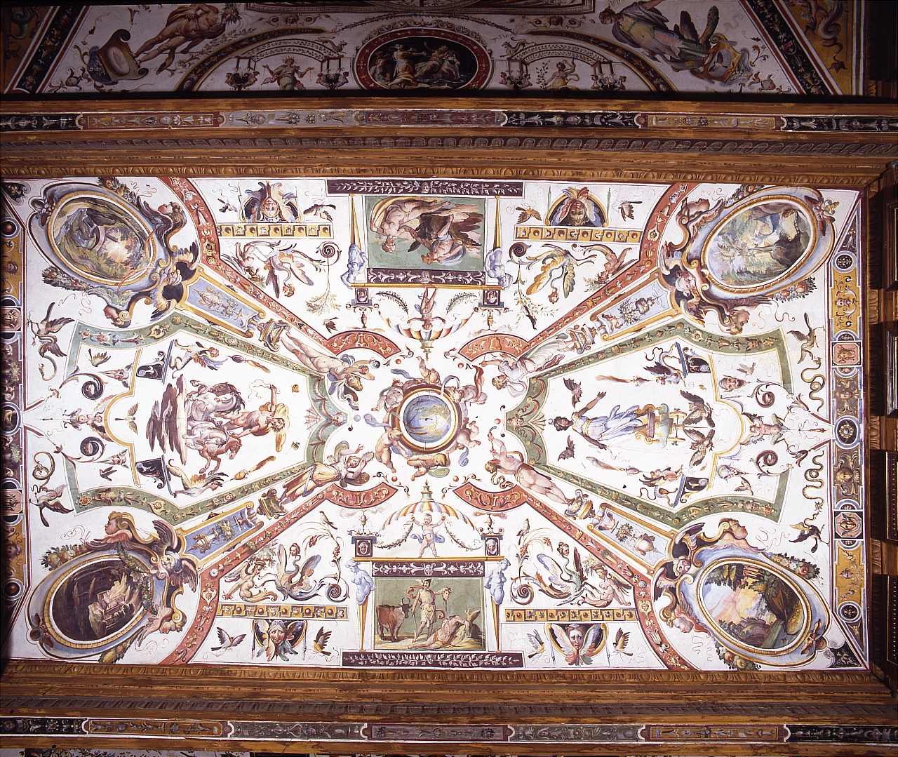 motivi decorativi a grottesche con paesaggi e scene mitologiche (soffitto dipinto) di Tempesta Antonio (attribuito) (sec. XVI)