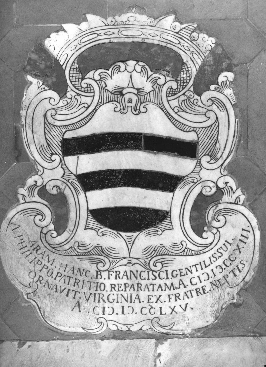 stemma gentilizio della famiglia Patrizi (lapide documentaria) - bottega senese (sec. XVIII)