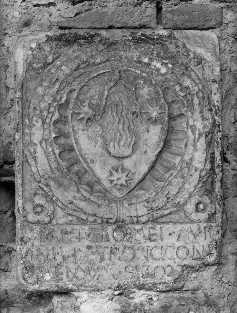 stemma gentilizio della famiglia Tronciconi (lapide tombale) - bottega senese (seconda metà sec. XV)