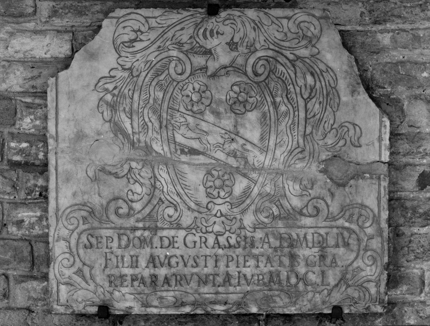 stemma gentilizio della famiglia Grassi (lapide tombale) - bottega senese (sec. XVII)