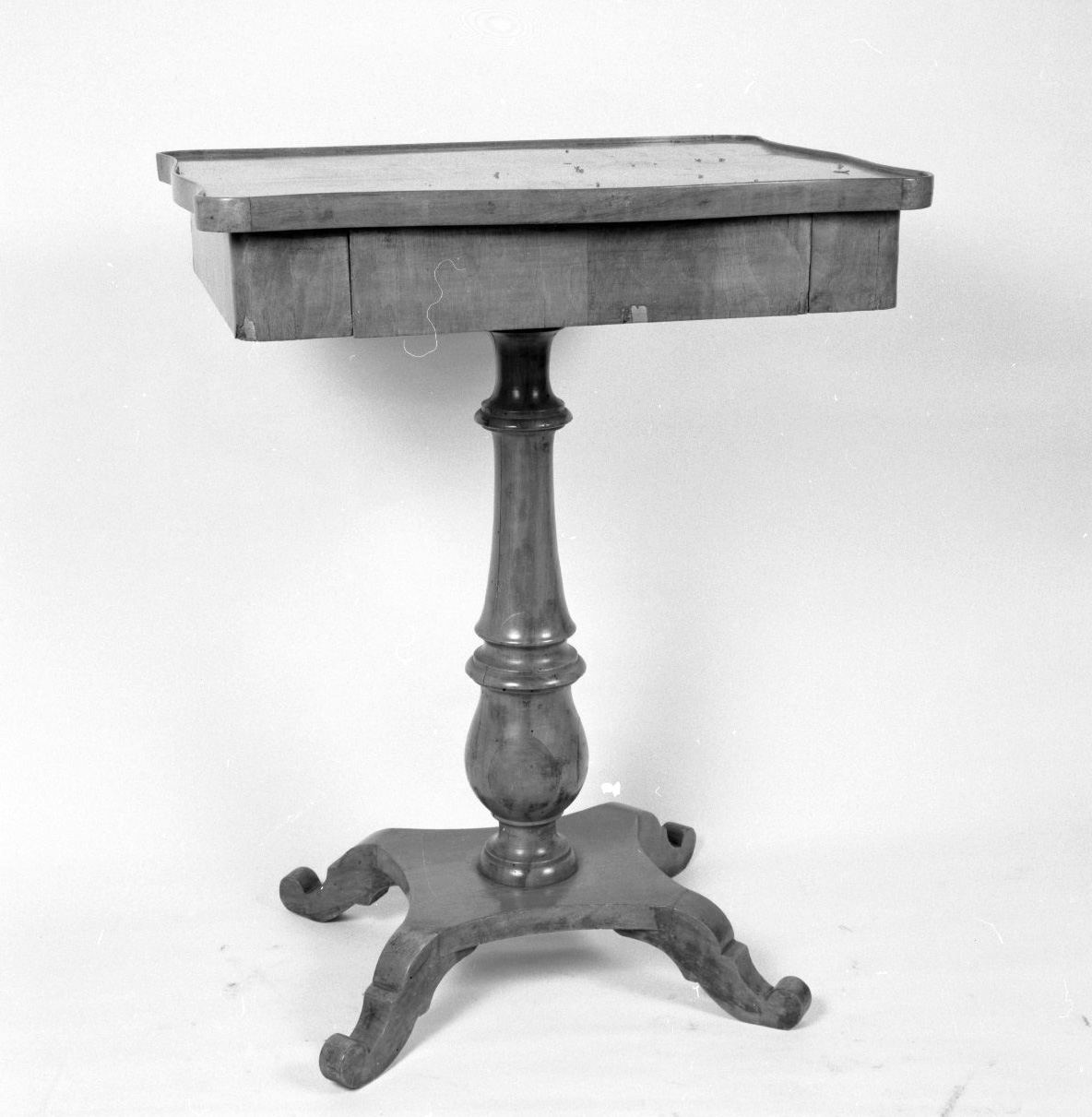 tavolino, opera isolata - manifattura senese (terzo quarto sec. XIX)