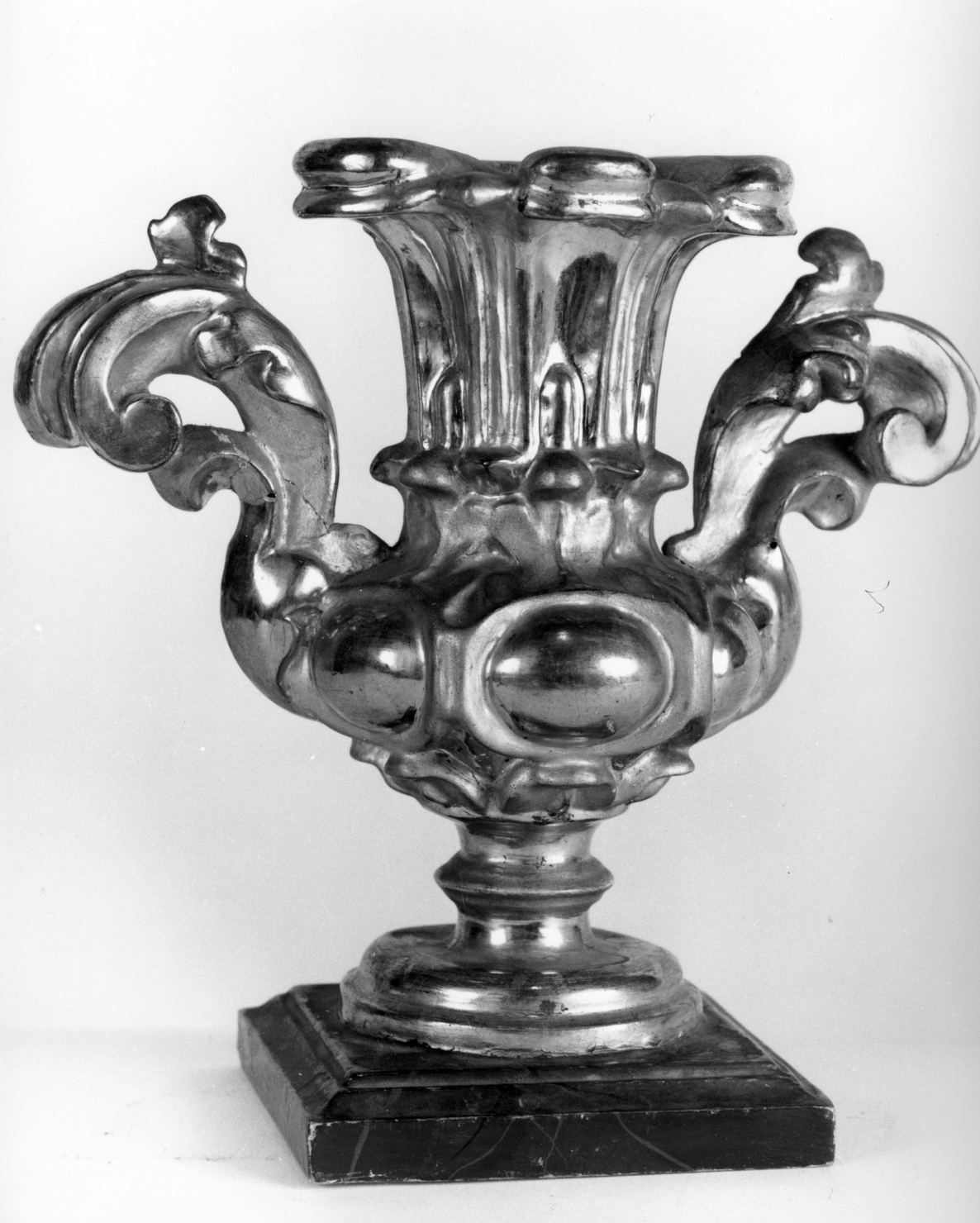 vaso d'altare con composizione floreale - bottega toscana (secc. XVIII/ XIX)