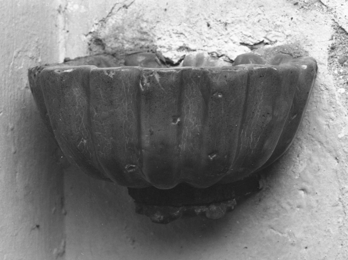 acquasantiera da parete - bottega senese (sec. XVIII)