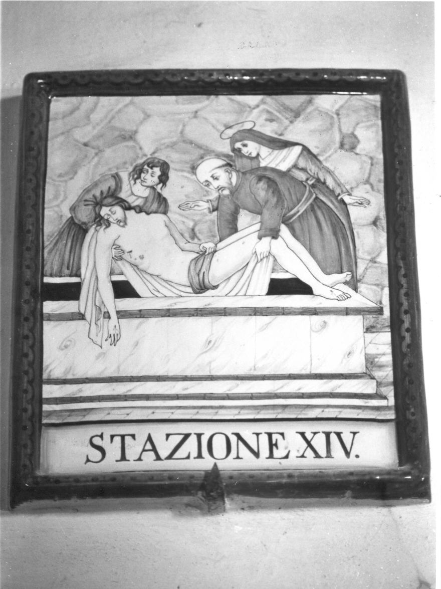 stazione XIV: Gesù deposto nel sepolcro (targa) - produzione di Deruta (prima metà sec. XX)