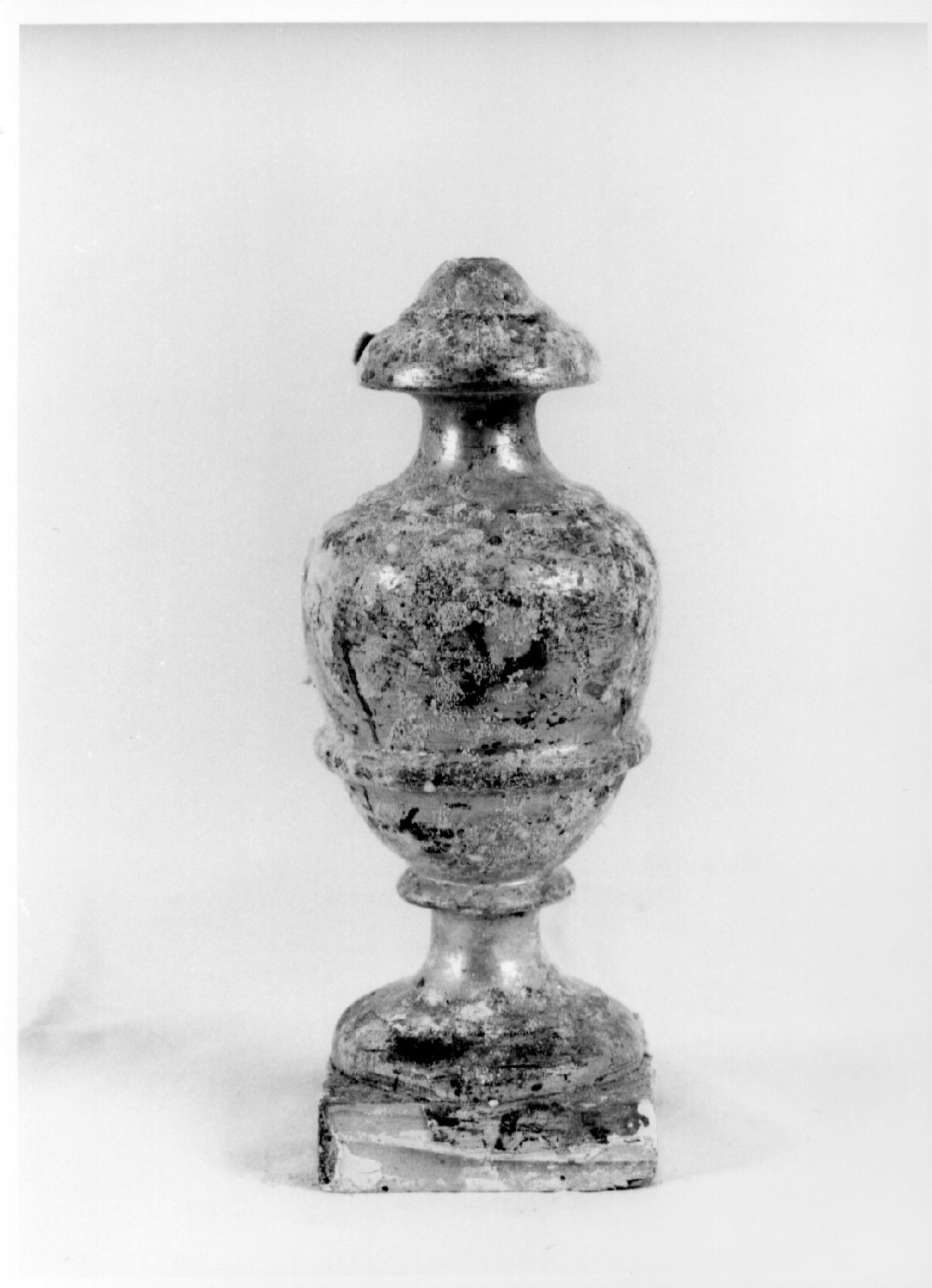 vaso d'altare con composizione floreale, serie - bottega umbra (secondo quarto sec. XX)