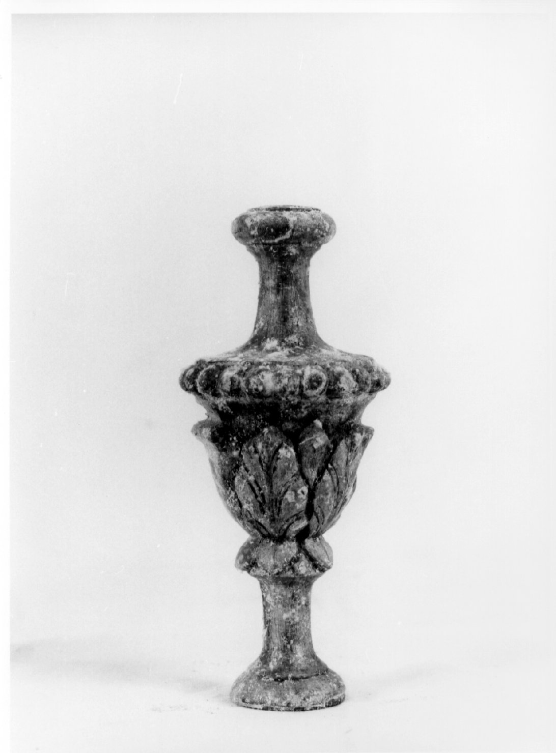 vaso d'altare con composizione floreale, coppia - bottega umbra (secondo quarto sec. XX)