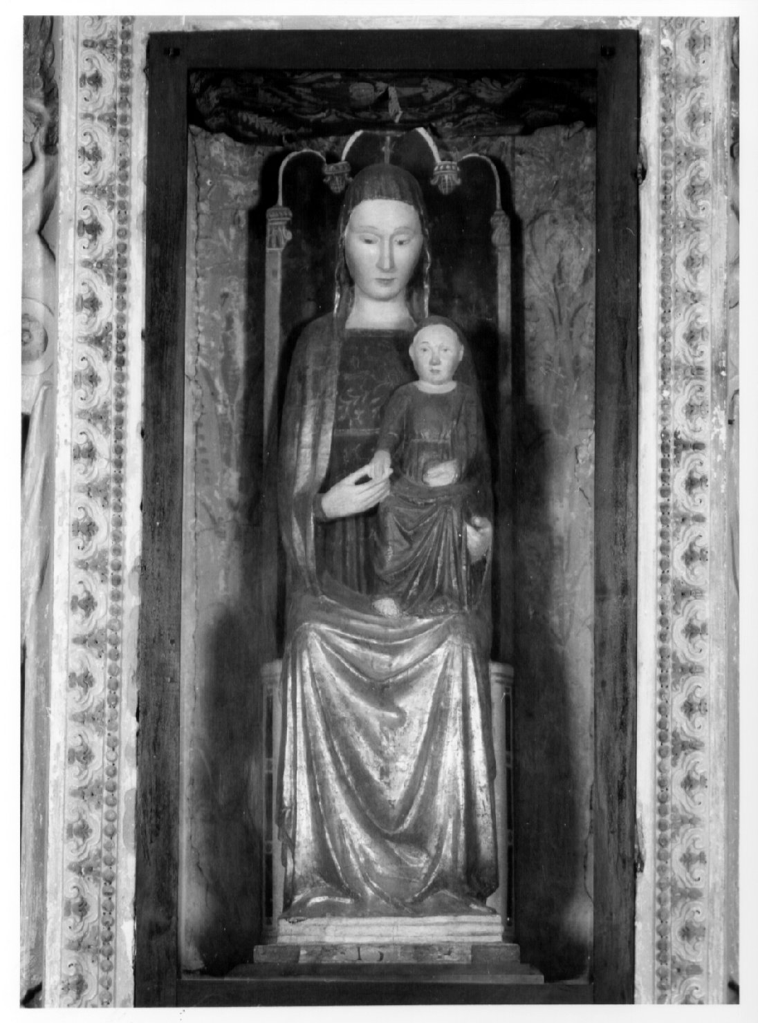 Madonna con Bambino (statua, complesso decorativo) - ambito umbro (secc. XIV/ XVI)