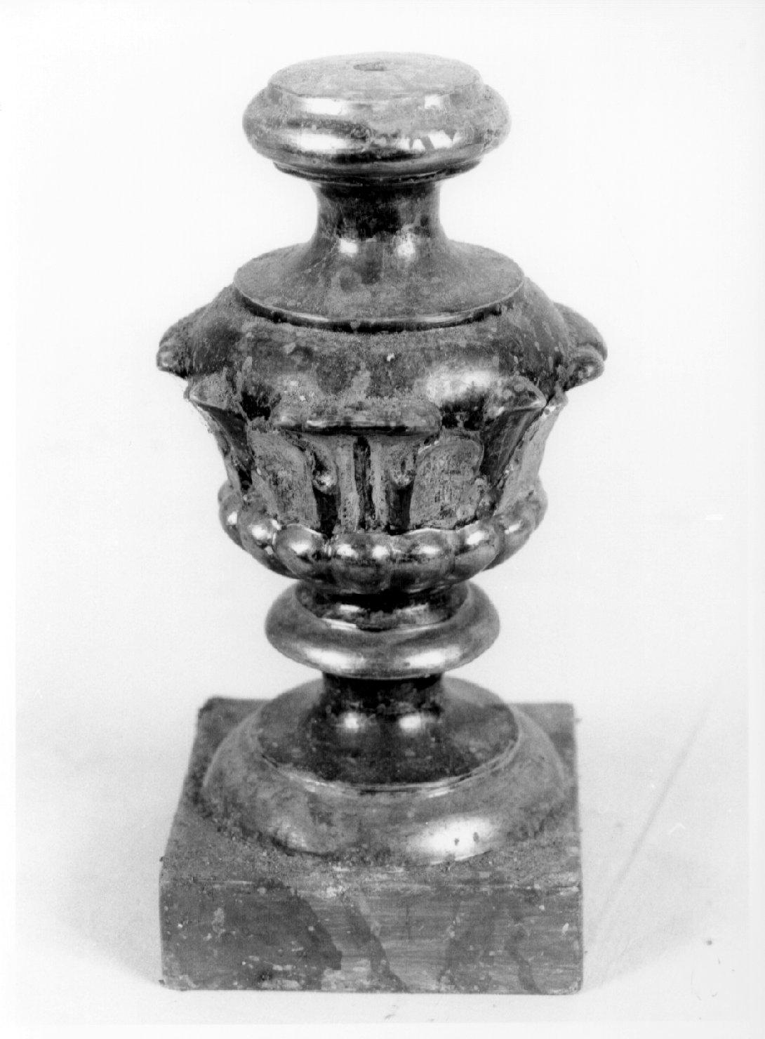 vaso d'altare con composizione floreale, serie - bottega umbra (fine/inizio secc. XIX/ XX)
