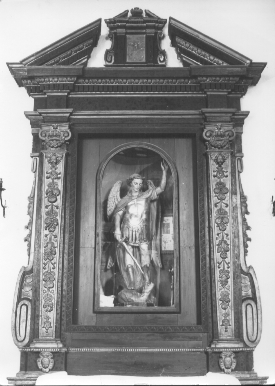 San Michele Arcangelo combatte il drago (mostra d'altare, opera isolata) - bottega Italia centrale (metà sec. XVII)