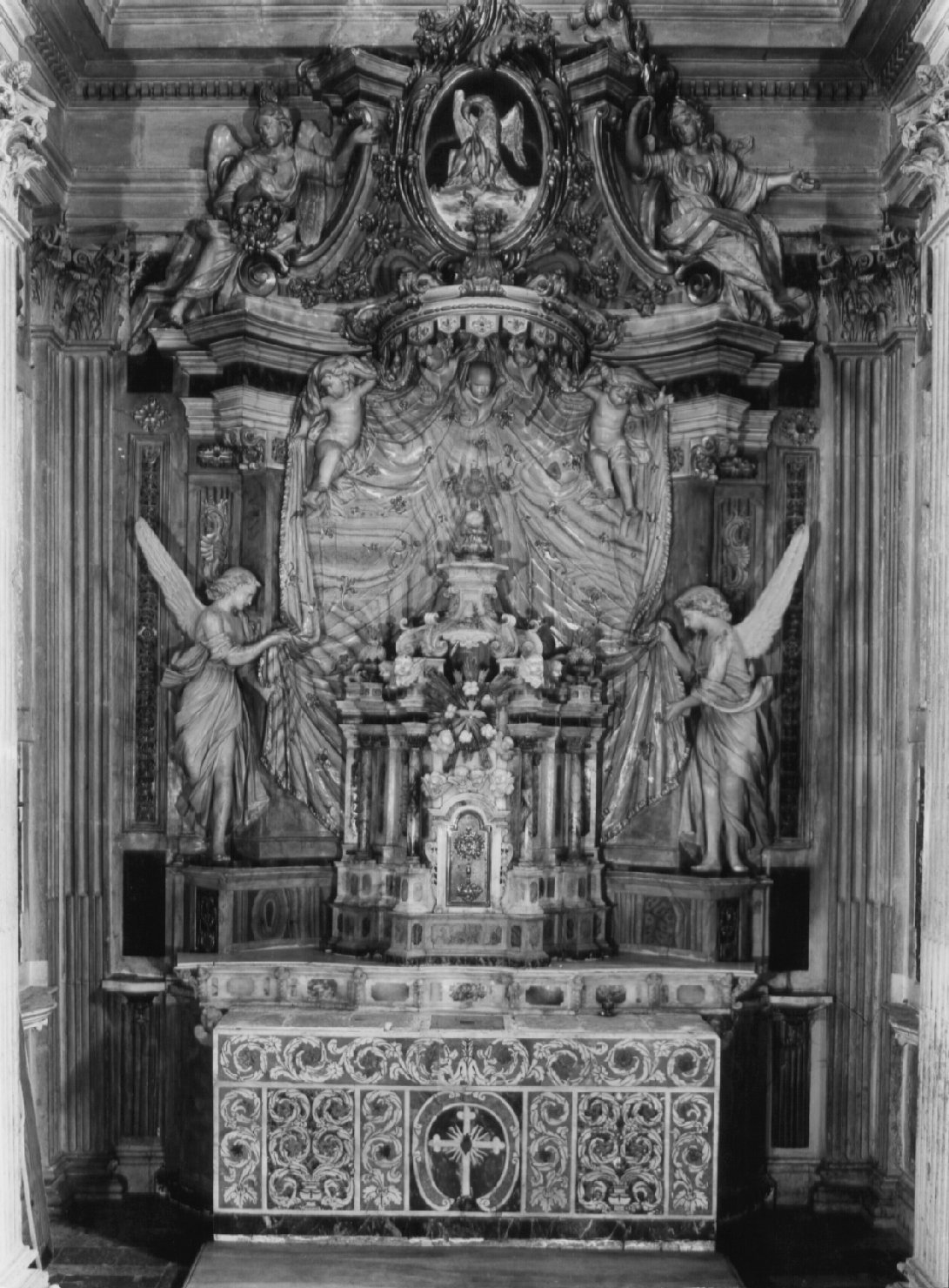 angeli reggicortina (mostra d'altare, insieme) di Giovannelli Francesco (attribuito) (sec. XVIII)