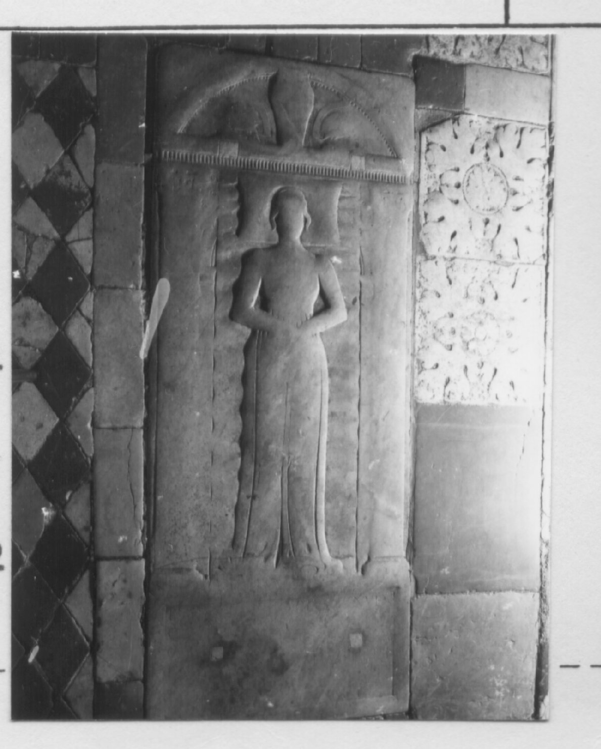figura femminile distesa (lastra tombale, opera isolata) - bottega umbra (seconda metà sec. XV)