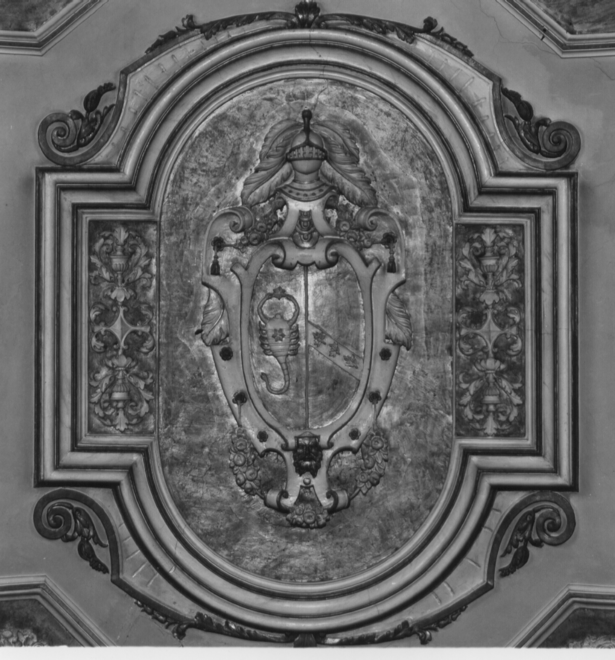 stemma gentilizio della famiglia Mauri (rilievo, elemento d'insieme) di Mola Giovan Battista (attribuito) (prima metà sec. XVII)