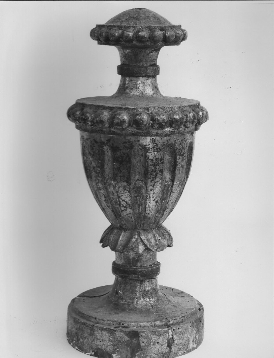vaso d'altare con composizione floreale, coppia - bottega umbra (seconda metà sec. XVIII)