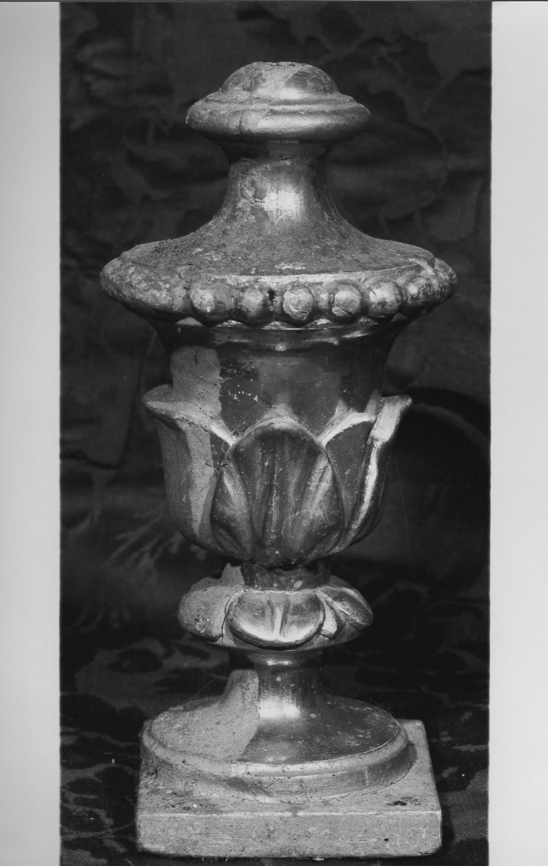 vaso d'altare con composizione floreale, coppia - bottega Italia centrale (sec. XVIII)