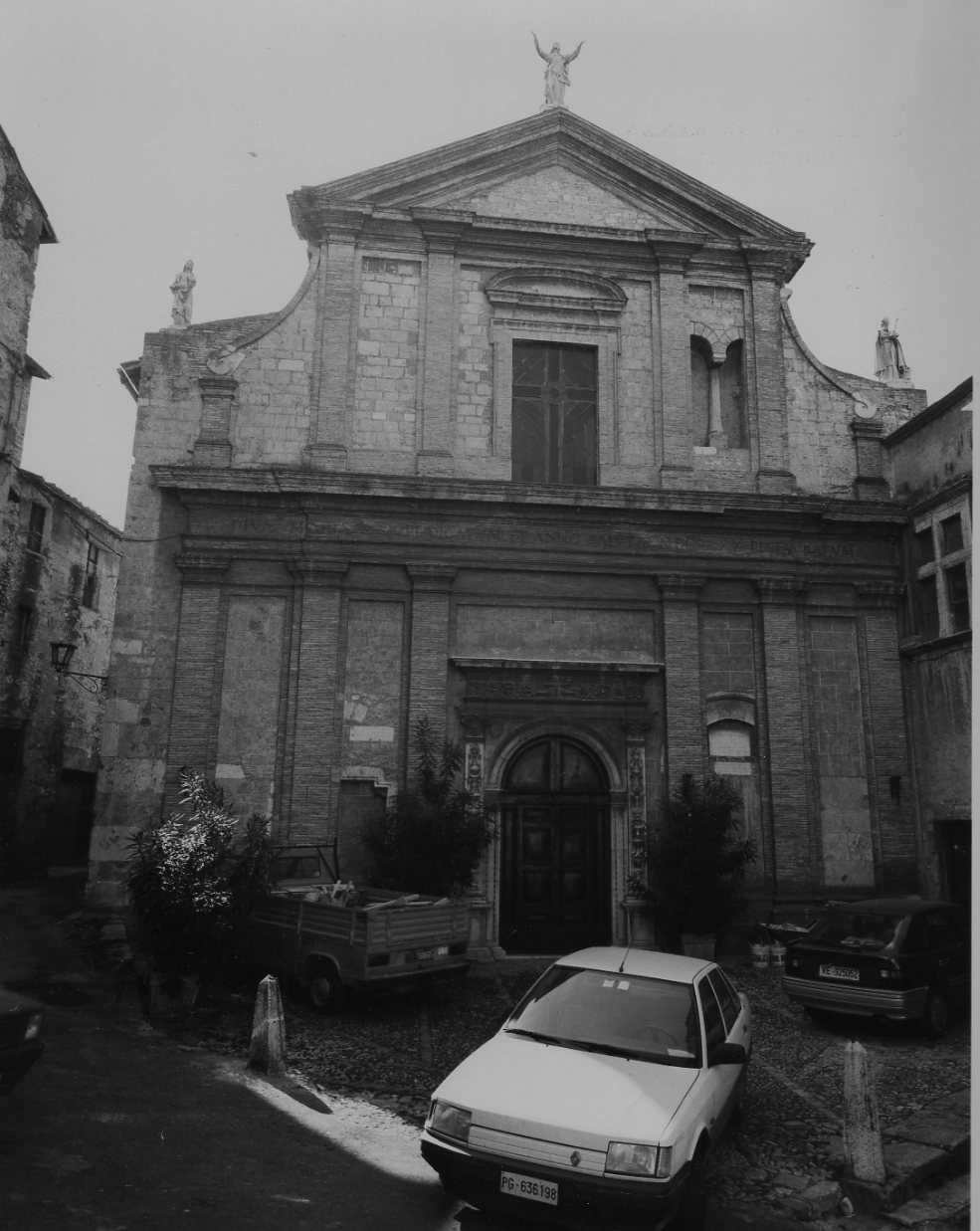 architrave di portale, opera isolata - bottega Italia centrale (sec. XVIII)