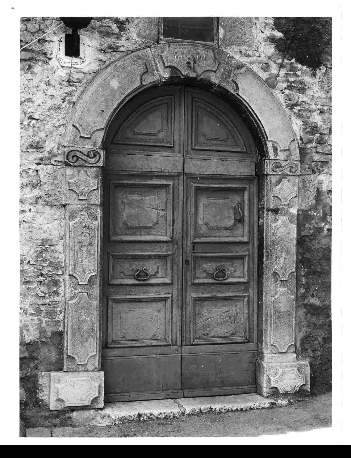 portale - ad arco, opera isolata - bottega Italia centrale (sec. XVIII)