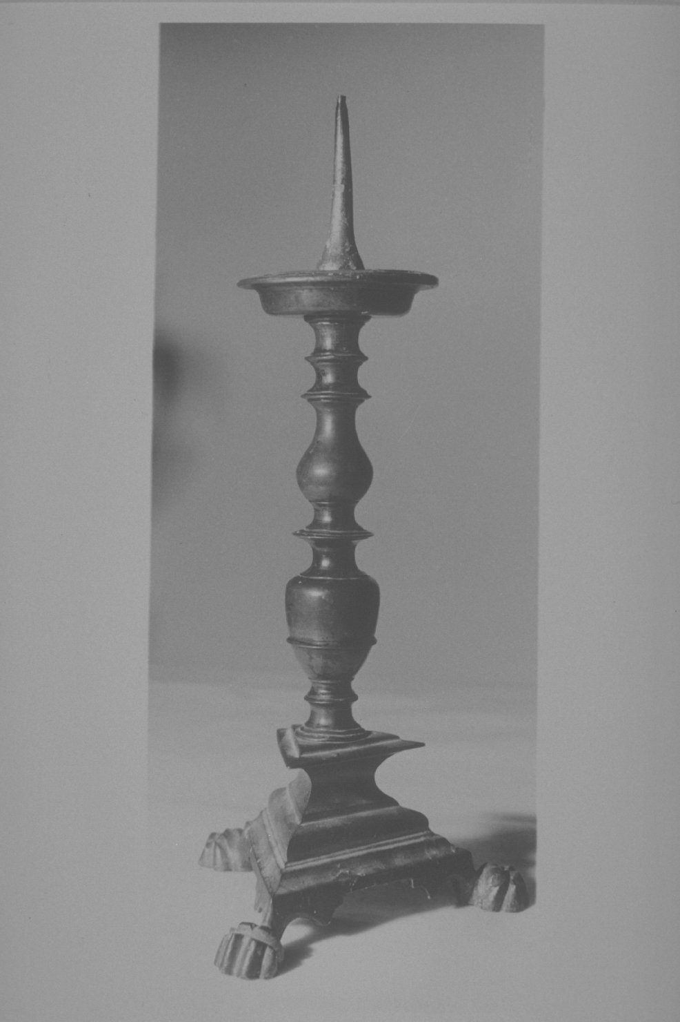 candeliere, opera isolata - bottega umbra (sec. XVII)