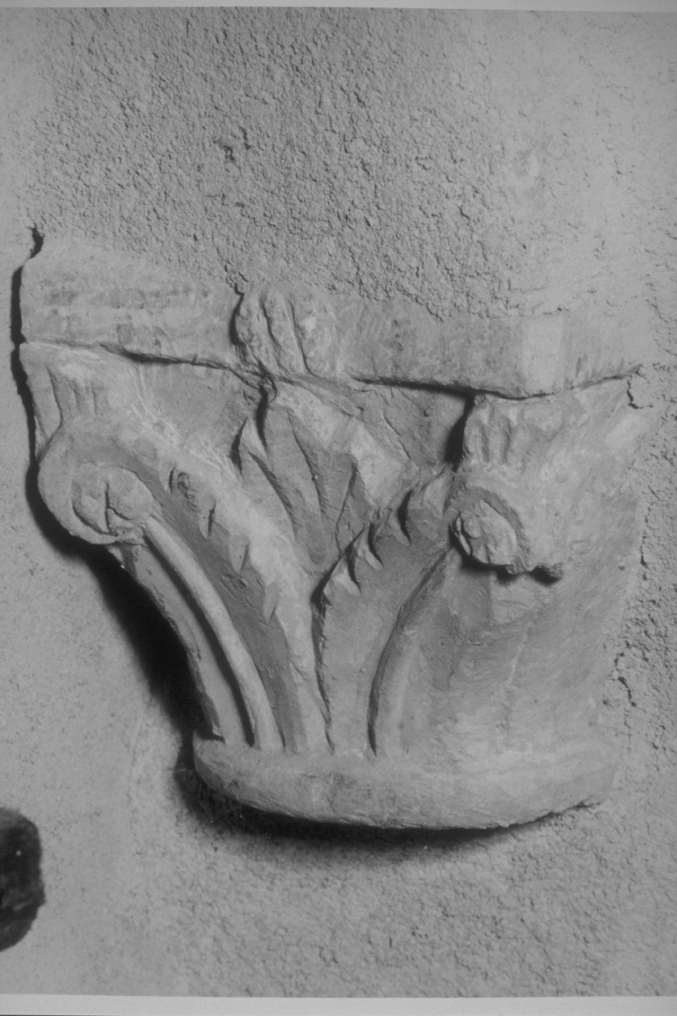capitello, elemento d'insieme - bottega umbra (sec. XIV)